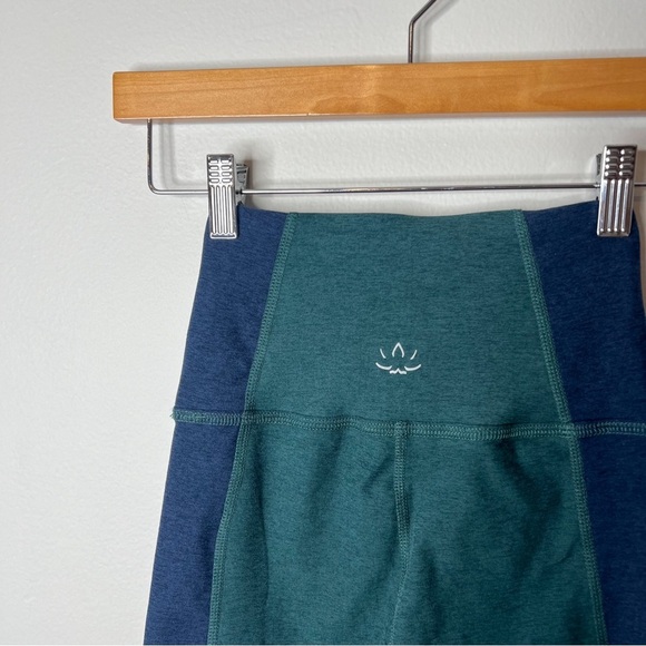 Beyond Yoga Spacedye Vivid Colorblock Legging in Green Heather Navy - Picture 8 of 8